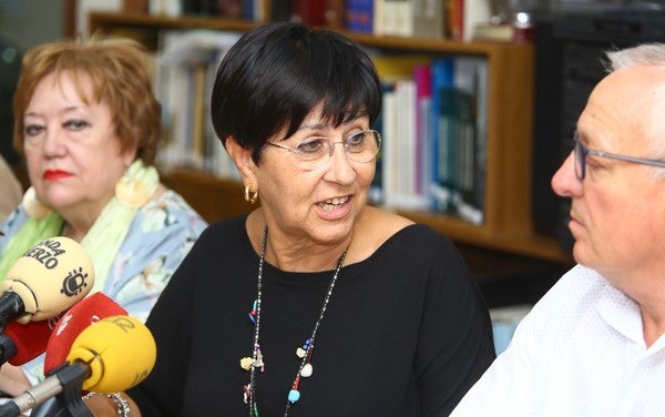 La presidenta del IEB, Mar Palacio, junto al alcalde de Barjas, Alfredo de Arriba, y la coordinadora del evento, la poetisa Carmen Busmayor.