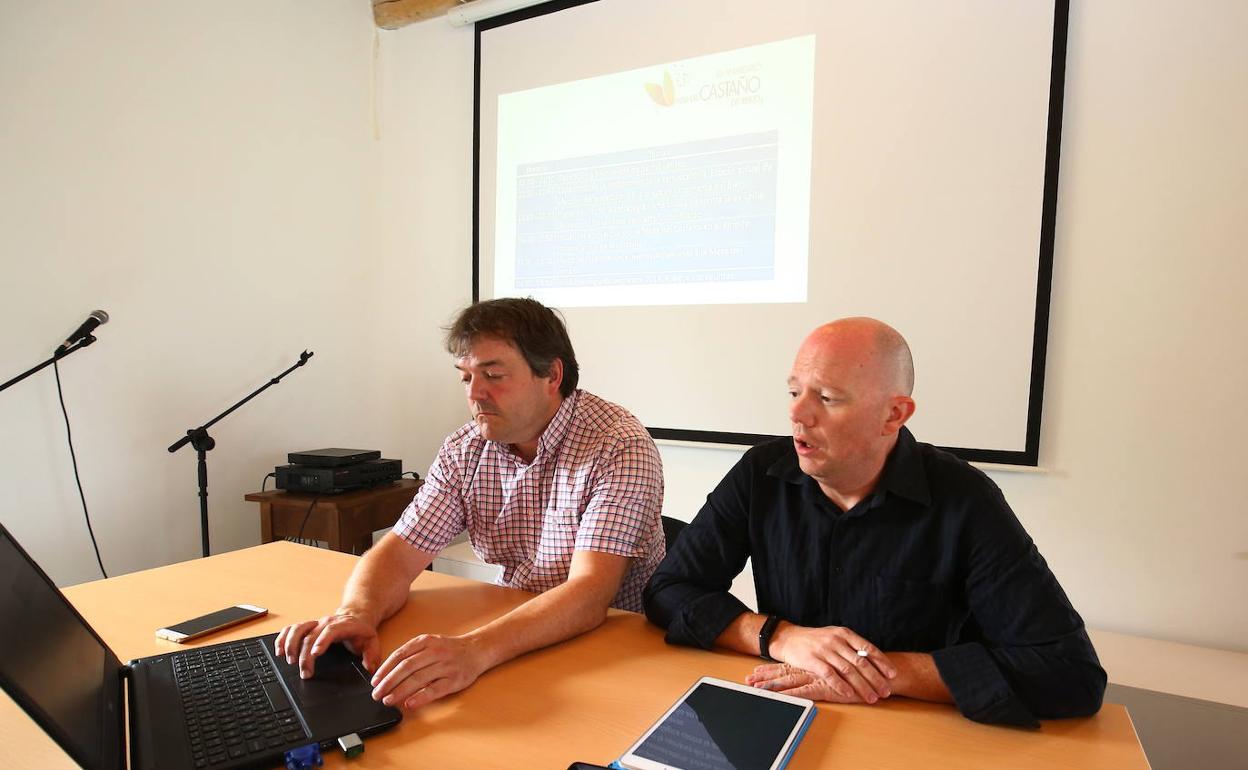 El director técnico de la marca de garantía Castaña del Bierzo, Pablo Linares (D), junto al secretario de la Mesa del Castaño del Bierzo, Roberto Rubio (I).