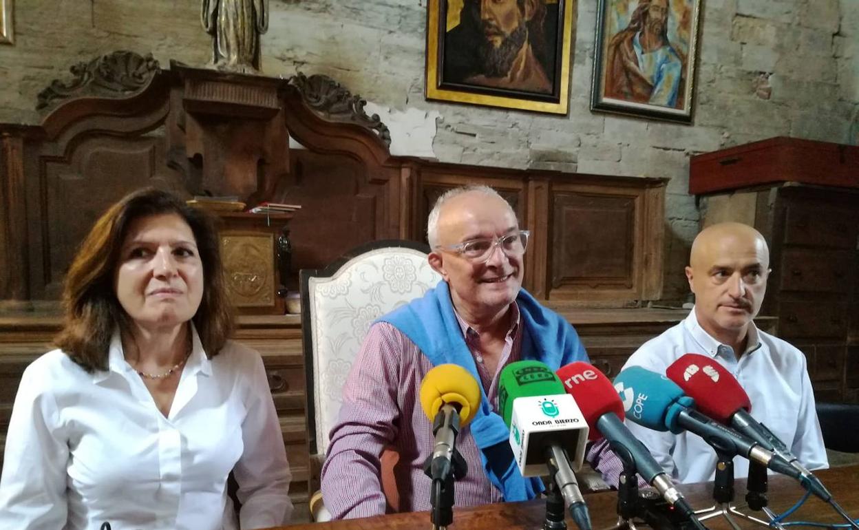 Misericordia Bello, Jesús Álvarez y Julio Arias presentaron el acto del primer mosto del año.