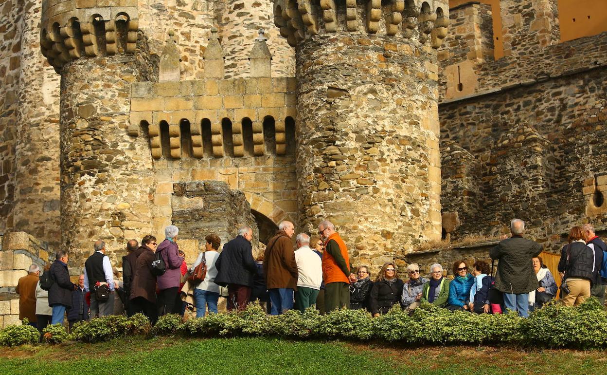 Turistas en el castillo de los Templarios.