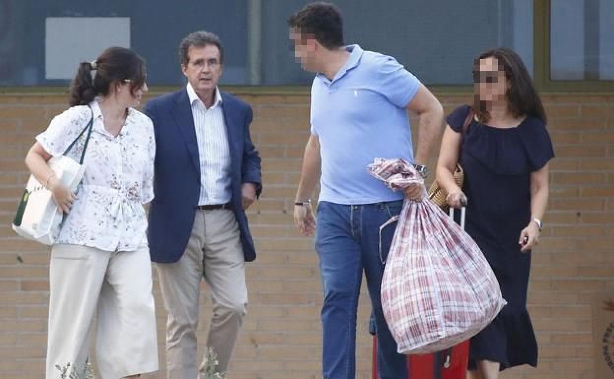 El empresario José Luis Ulibarri abandonando la cárcel por el caso Enredadera.