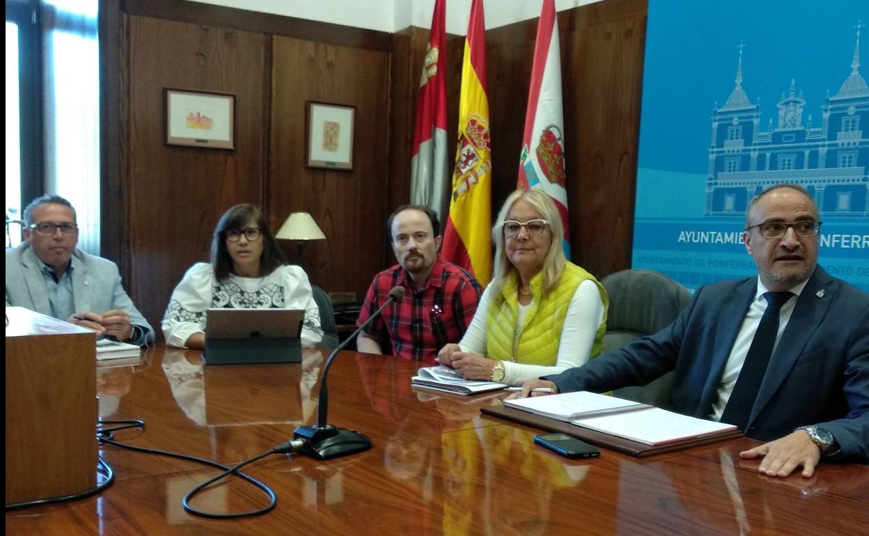 El alcalde, Olegario Ramón, en la reunión con vecinos, comerciantes y propietarios de locales de la calle Gómez Núñez.