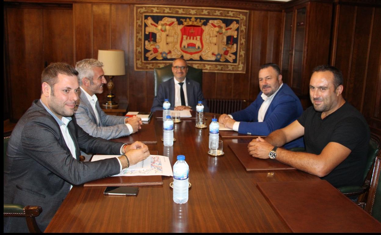 El presidente de la Diputación de León, Eduardo Morán (2D), junto al alcalde de Ponferrada, Olegario Ramón, en la primera visita institucional realizada al Ayuntamiento.