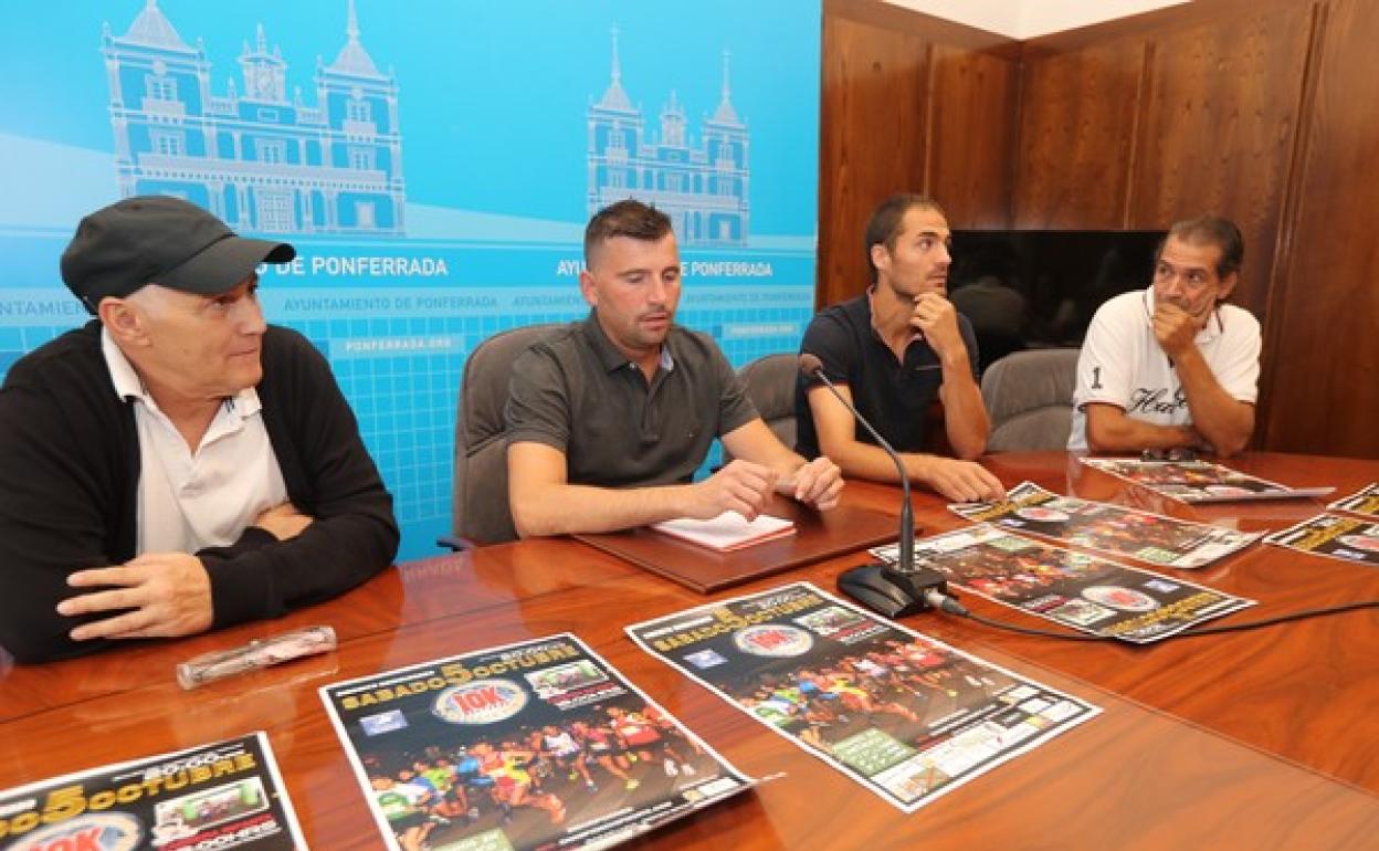 El concejal de Deportes, Iván Castrillo (2I), junto a voluntarios y responsables de la asociación de familiares y amigos de Proyecto Hombre, durante la presentación de la carrera.