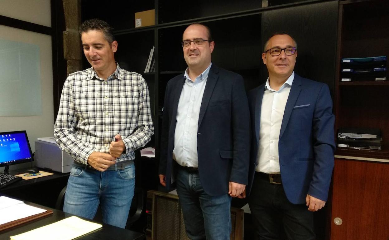 Marco Morala (C), junto a los concejales Roberto Mendo y Carlos Cortina, en el despacho municipal del PP.