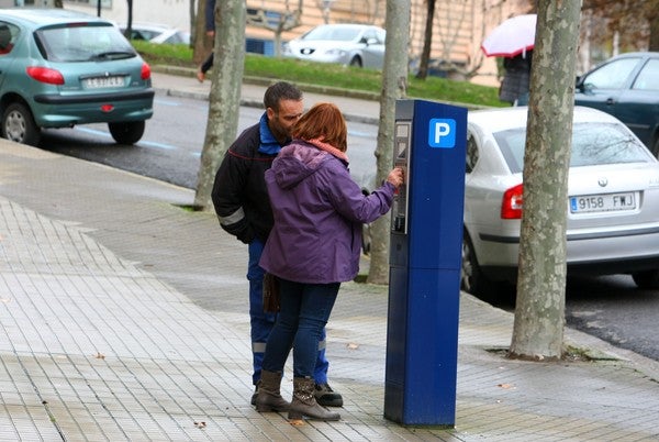 Usuarios pagando el servicio de aparcamiento de la zona azul también denominado ORA (Ordenanza Reguladora del Aparcamiento), en Ponferrada. 