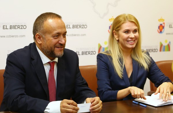 Fotos: Visita de la embajadora de Moldavia al Consejo Comarcal del Bierzo