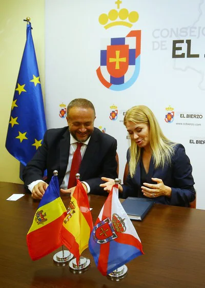 Fotos: Visita de la embajadora de Moldavia al Consejo Comarcal del Bierzo
