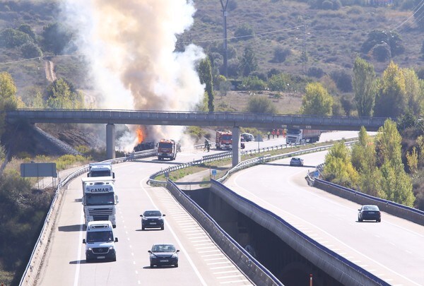 Fotos: Accidente entre un camión y un turismo en la autovía A6 en Ponferrada