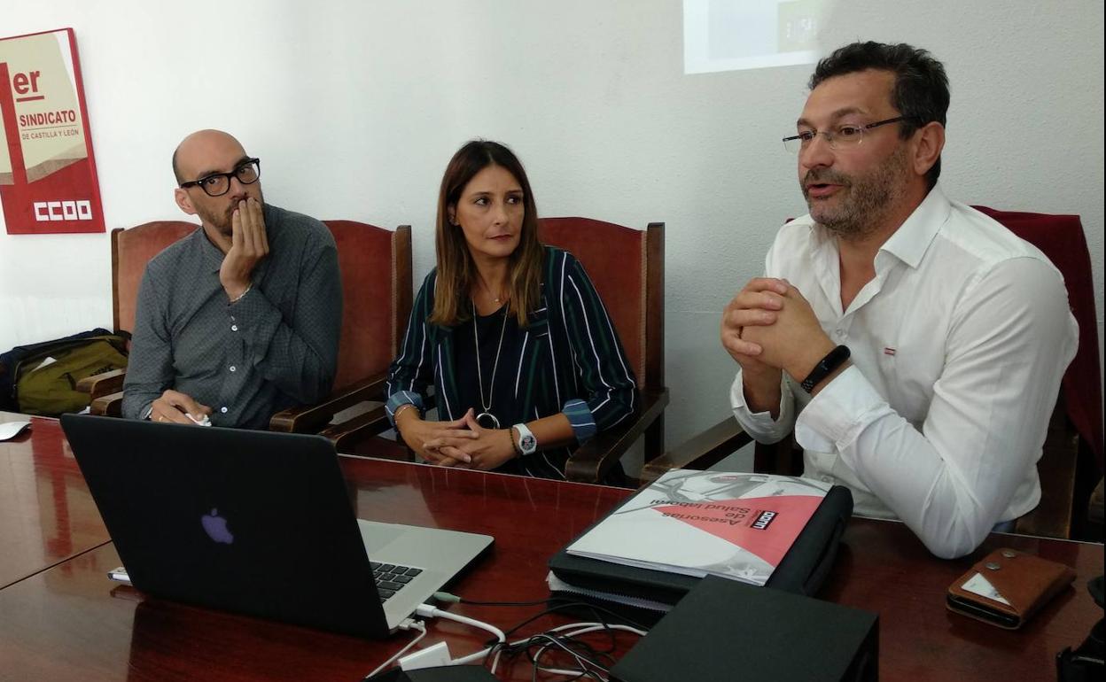 El responsable de de salud laboral de CCOO en la unión comarcal del Bierzo, Felipe Fernández (I), la secretaria de Igualdad y Mujer en CCOO Castilla y León, Yolanda Martín, y coordinador de la Secretaría de Salud Laboral de CCOO en Castilla y León, Javier Mielgo, durante la jornada.
