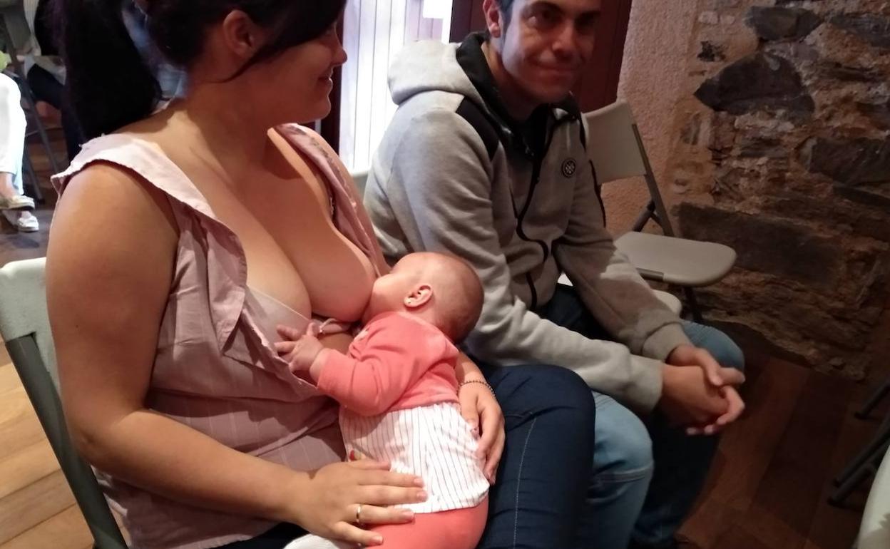 Una pareja junto a su bebé lactante, en la inauguración de la Semana de la Lactancia en el Castillo de los Templarios de Ponferrada.