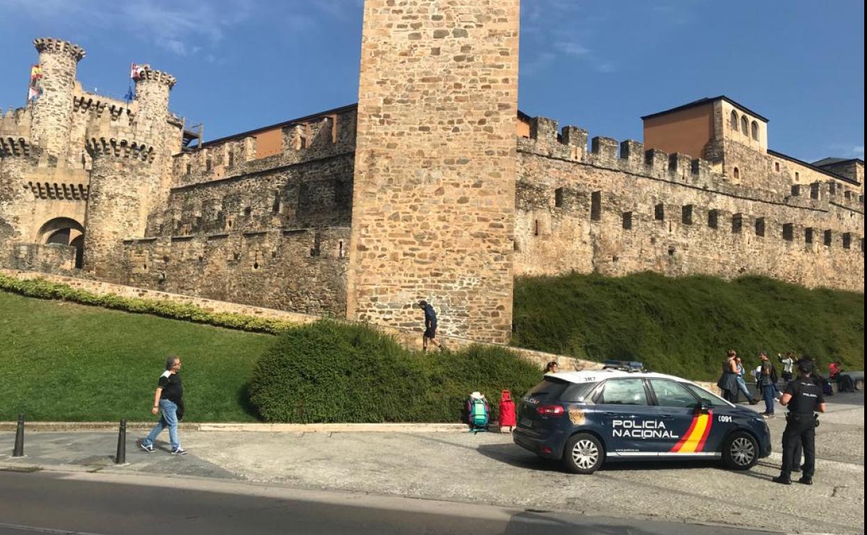 Un vehículo de la Policía Nacional realiza labores de vigilancia frente al Castilloi de los Templarios.
