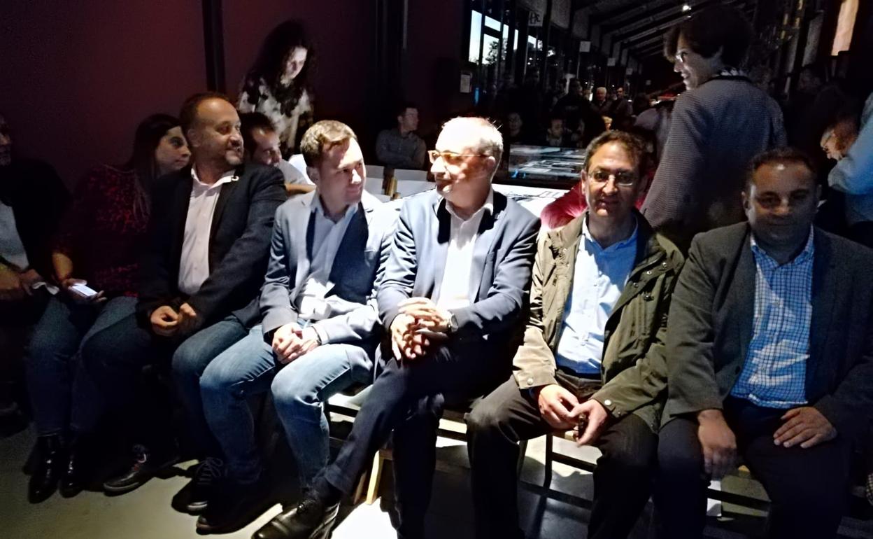 Expertos y políticos en el inicio del acto en el Museo de la Energía.