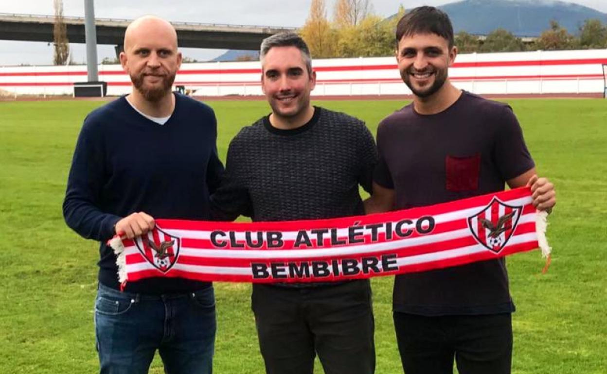 Adrián Benavides (I) posa con la bufanda del Atlético Bembibre junto al presidente, David Otero (C).