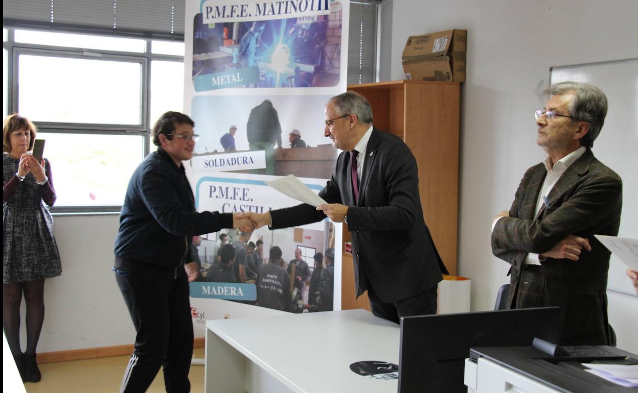 El alcalde de Ponferrada, Olegario Ramón, entrega los diplomas a los participantes en los talleres de empleo.