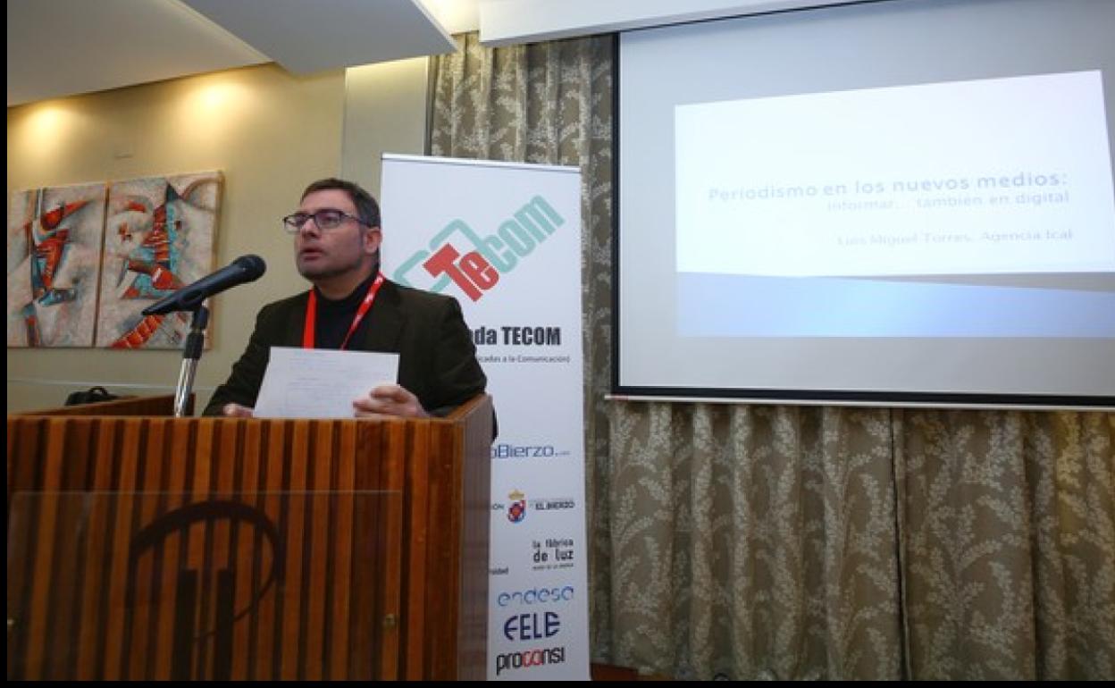 El director de la Agencia Ical, Luis Miguel Torres, pronuncia la conferencia 'Los retos del periodismo en la era de Internet', durante la inauguración de la tercera edición de las Jornadas Tecom de Ponferrada.