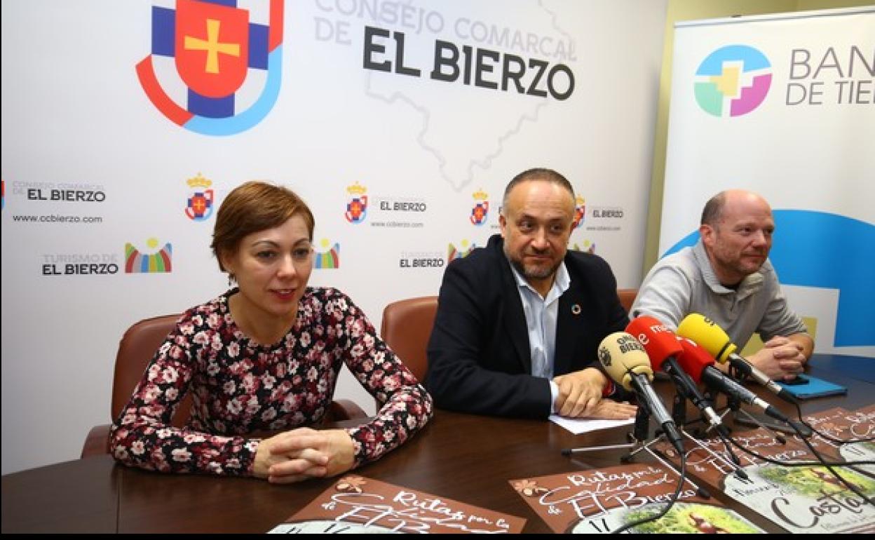 El presidente del Consejo Comarcal, Gerardo Álvarez Courel (C), junto al director técnico de la Marca de Garantía Castaña del Bierzo, Pablo Linares (D), y la gerente del Banco de Tierras, Beatriz Aniebas, en la presentación.