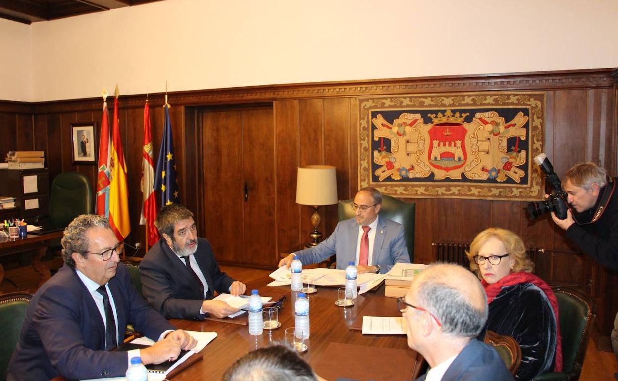 Imagen de la reunión entre el alcalde de Ponferrada y el gerente de Sacyl.