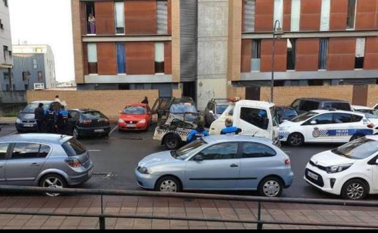 La policia requisa en Avilés el vehículo que utilizó la banda para los golpes del viernes. 