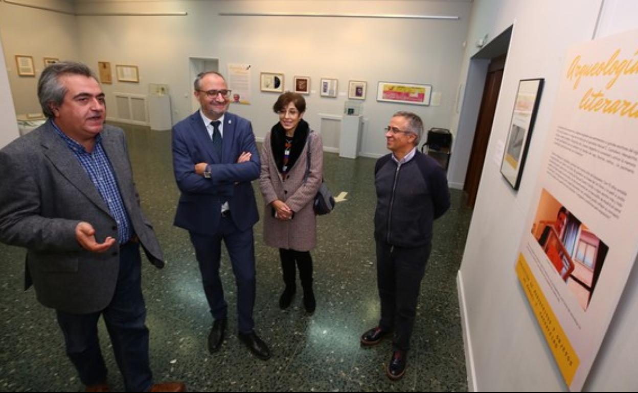 (I a D): El periodista Manuel Carlos Cachafeiro; el alcalde de Ponferrada; Olegario Ramón; la edil de Cultura, Concepción de Vega; y el director de la Casa de la Cultura, Jesús A. Courel, en la inauguración.