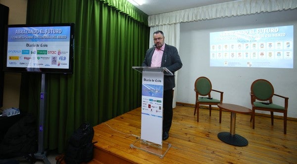 Fotos: Primera jornada del Congreso sobre la Economía del Bierzo en Camponaraya