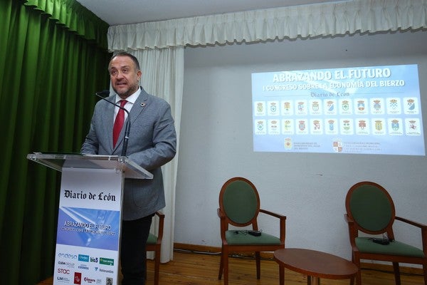 Fotos: Primera jornada del Congreso sobre la Economía del Bierzo en Camponaraya