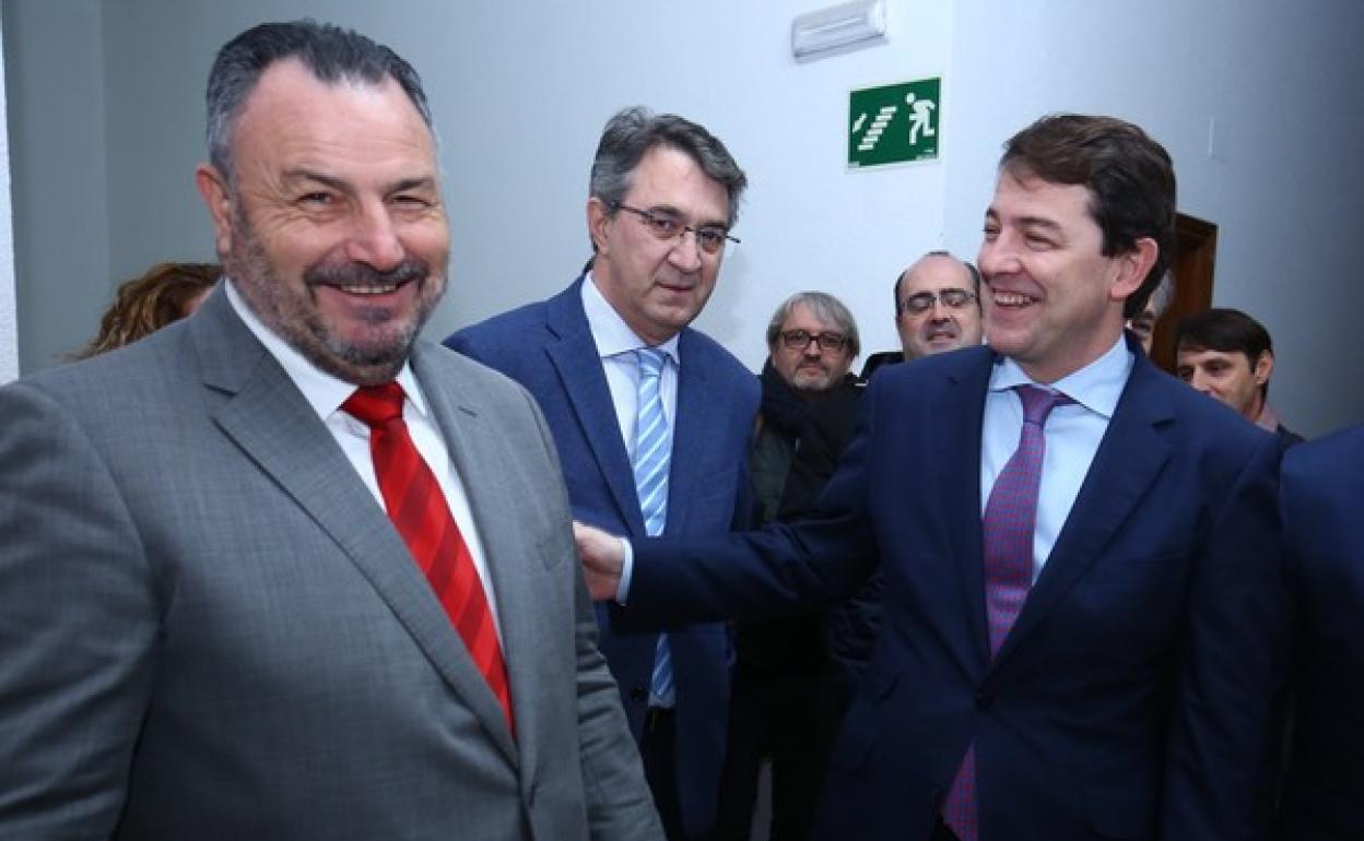 El presidente de la Junta, Alfonso Fernández Mañueco (D), junto al presidente de la Diputación, Eduardo Morán (I), y el delegado de la Junta en León, Juan Martínez Majo (C), en la clausura de la primera jornada sobre la economía del Bierzo.