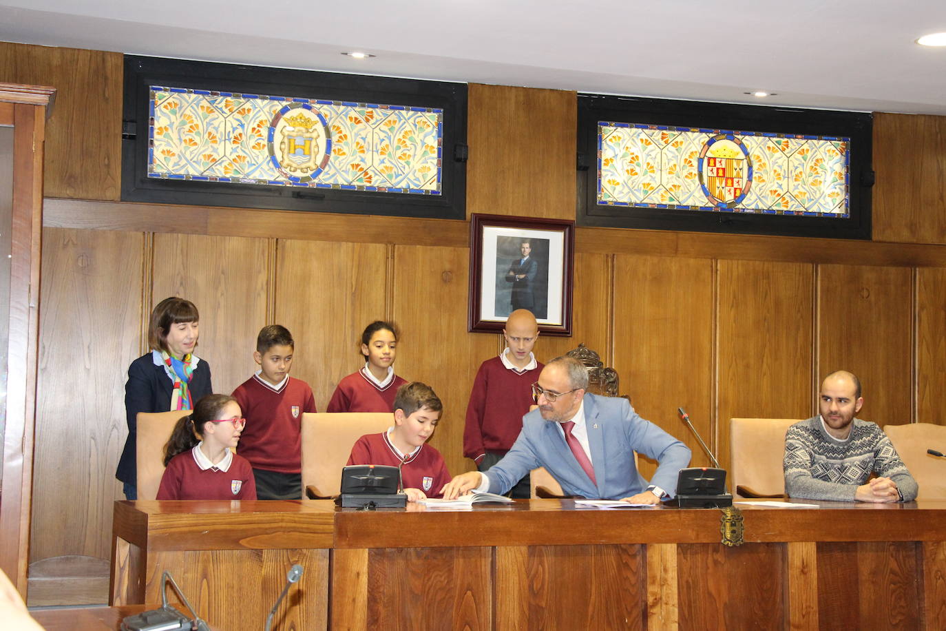 Fotos: Alumnos de Ponferrada visitan el Ayuntamiento por el Día de la Constitución