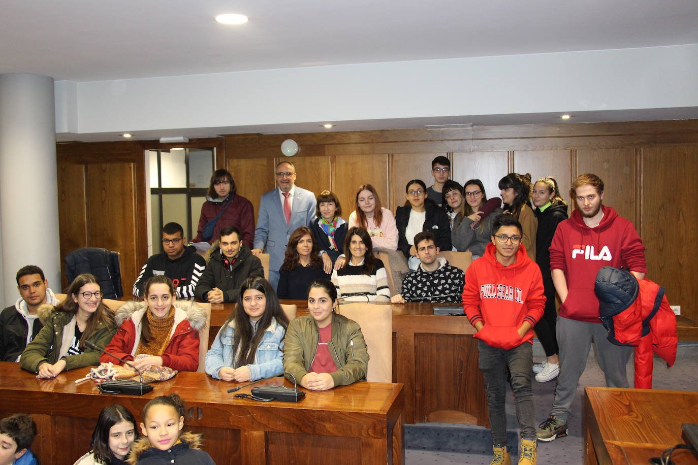 Fotos: Alumnos de Ponferrada visitan el Ayuntamiento por el Día de la Constitución