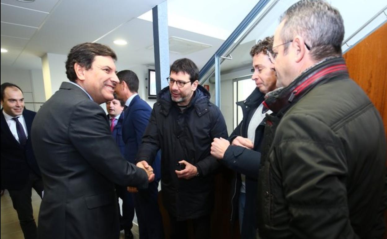 El consejero de Economía y Hacienda, Carlos Fernández Carriedo, preside el pleno de la Comisión Regional de la Minería y el Patronato de la Fundación Santa Bárbara que se celebra en Folgoso de la Ribera.