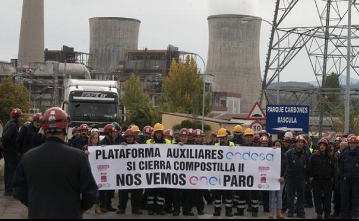 Concentración de los trabajadores de las auxiliares de Endesa ante la central de Compostilla.