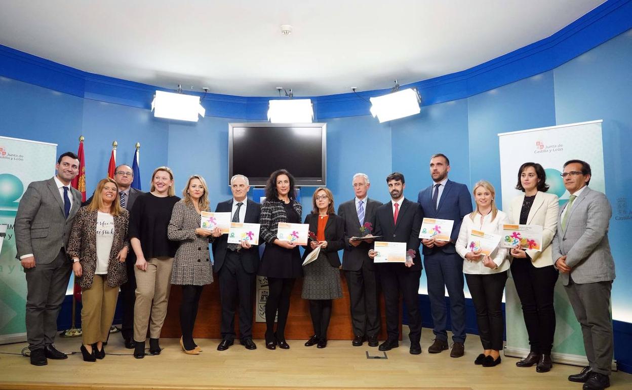 Imagen de la entrega de los distintivos.