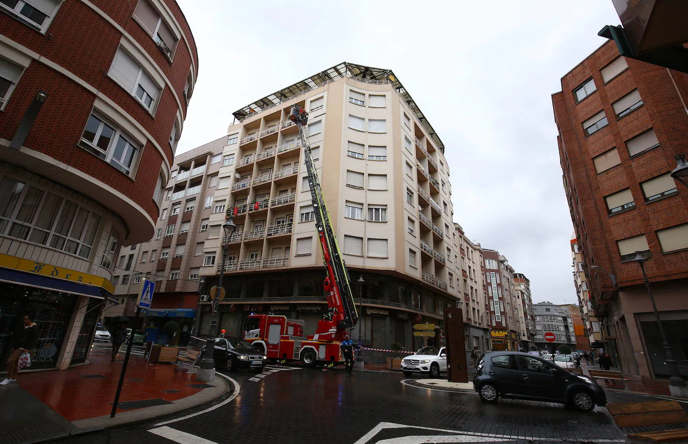 Fotos: Desprendimiento de cascotes en Ponferrada