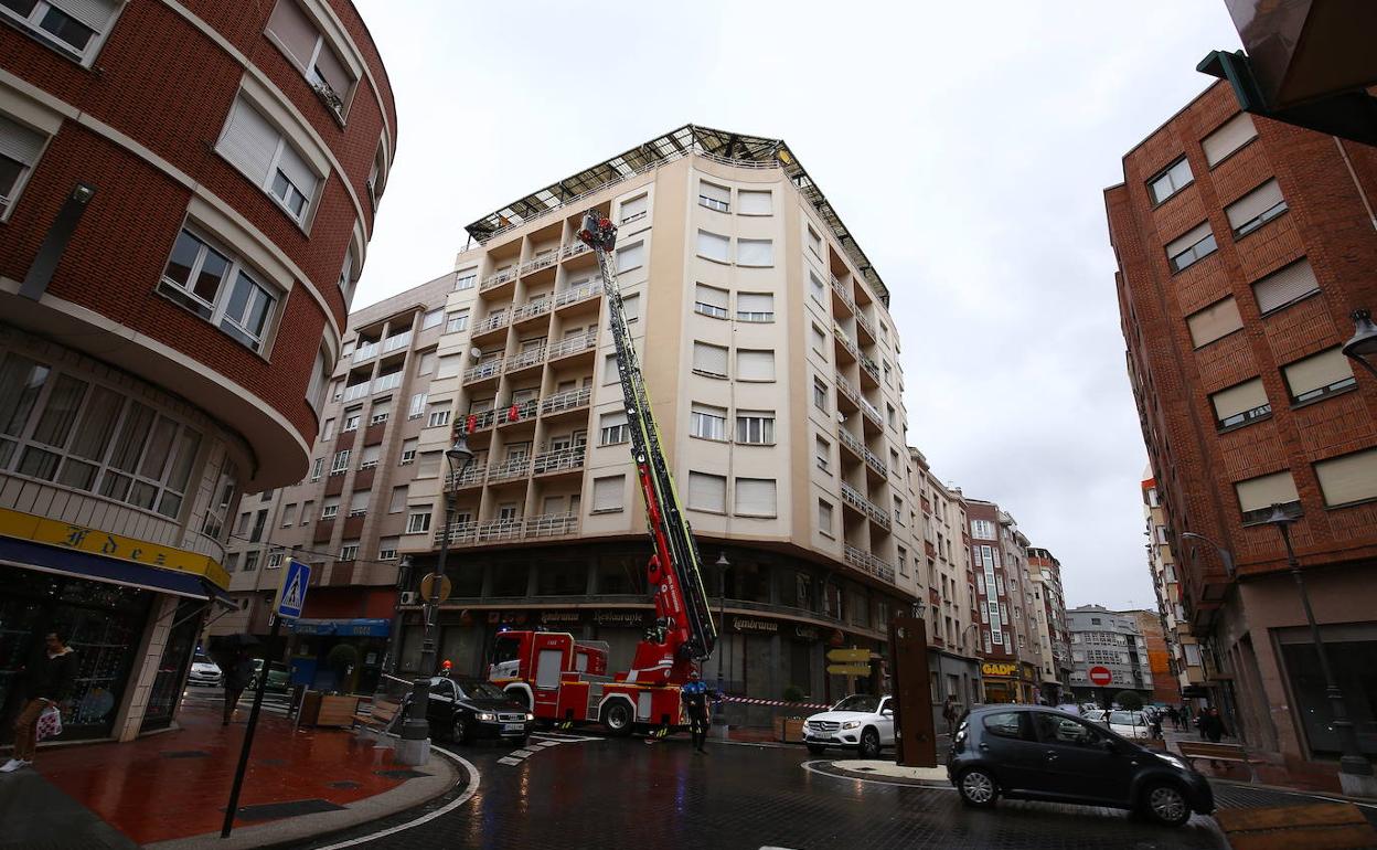 Los bomberos de Ponferrada retiran cascotes de un edificio debido al temporal de viento y lluvia.