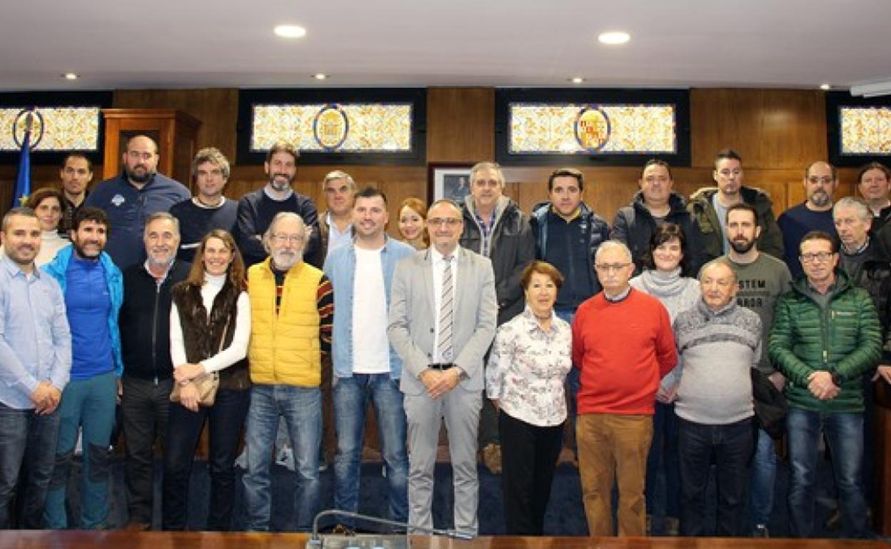 El alcalde de Ponferrada, Olegario Ramón (C), junto a los representantes de los clubs y asociaciones deportivas beneficiados por las subvenciones municipales.