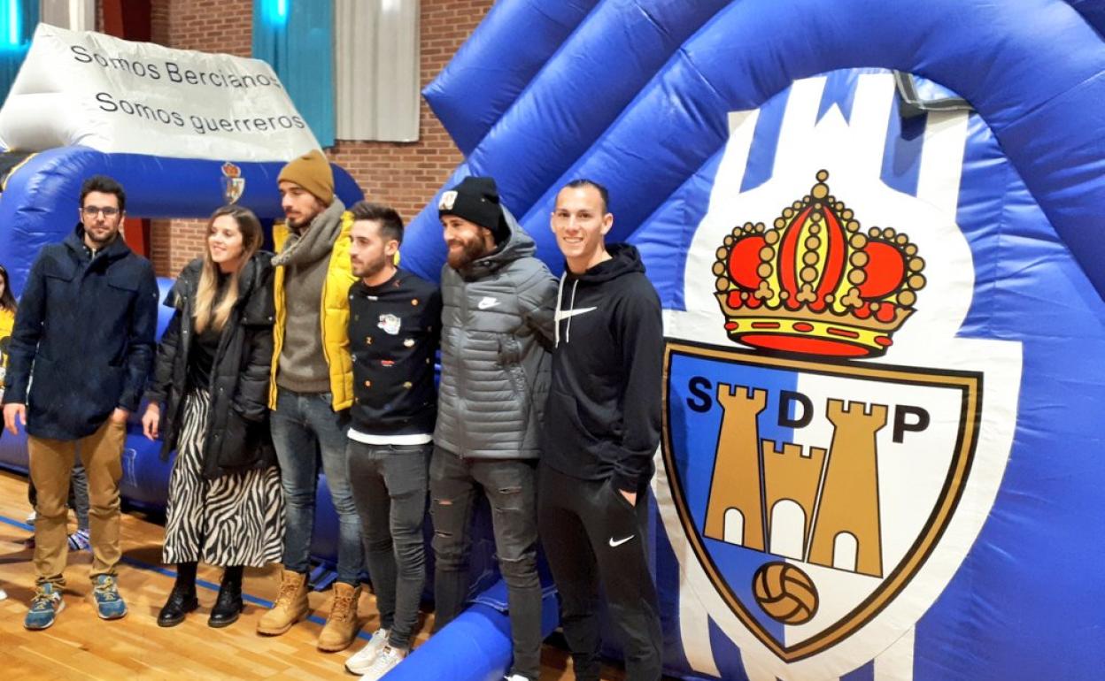 Los jugadores de la Deportiva junto a la concejala de Fiestas y al responsable de Bierzo Natura.