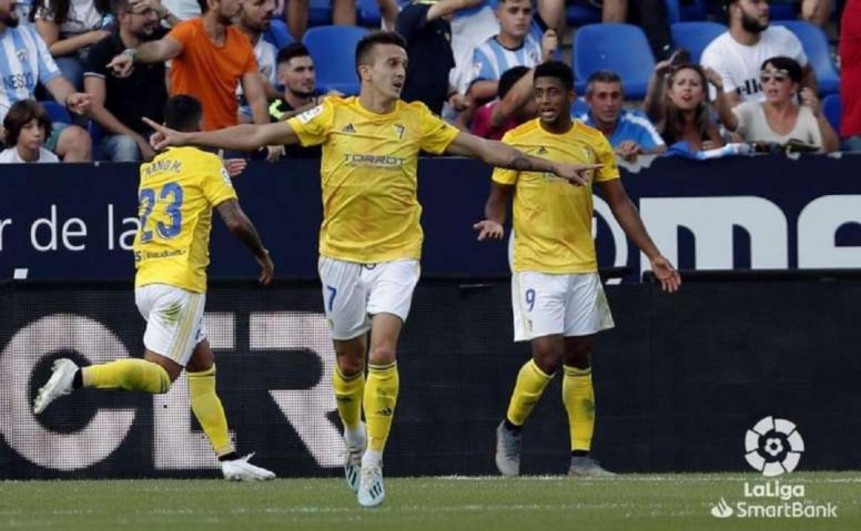 Salvi celebra un gol con el Cádiz.