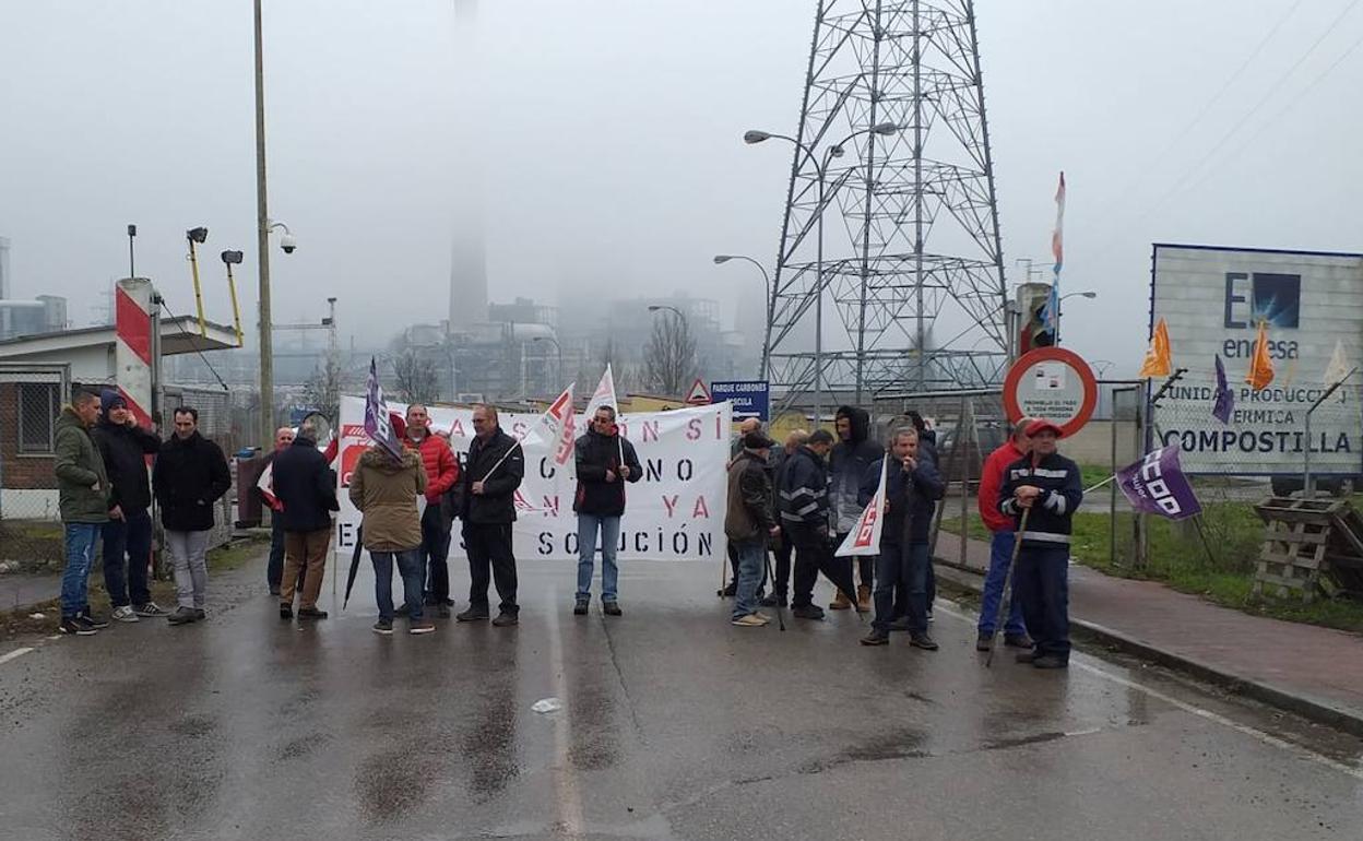 Los trabajadores de Nervión Industries en la protesta protagonizada este viernes a las puertas de la central de Compostilla II en Cubillos del Sil.