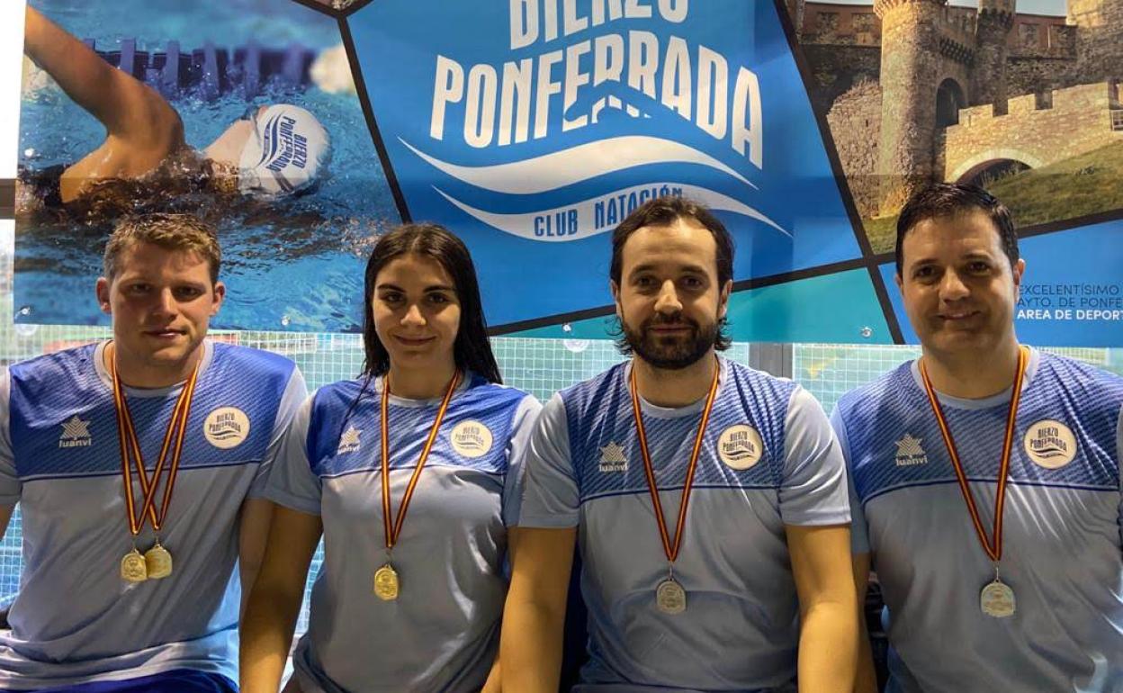 Los nadadores del CN Bierzo Ponferrada posan con sus medallas.