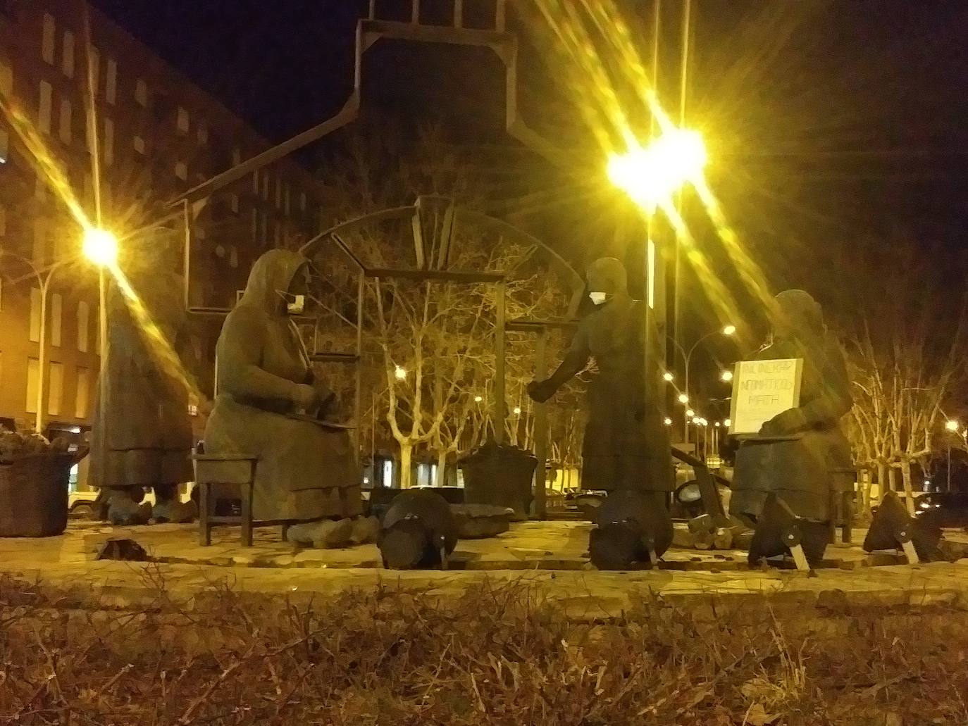 Fotos: Rebelión por el Clima Bierzo reclama «aire limpio» colocando mascarillas en estatuas de Ponferrada