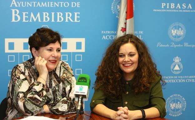 La alcaldesa de Bembibre (León), Silvia Cao (D), junto a la concejala de Cultura, Fiestas, Turismo y Comercio, Belén Martín (I), durante la presentación de las novedades del Festival del Botillo 2020.