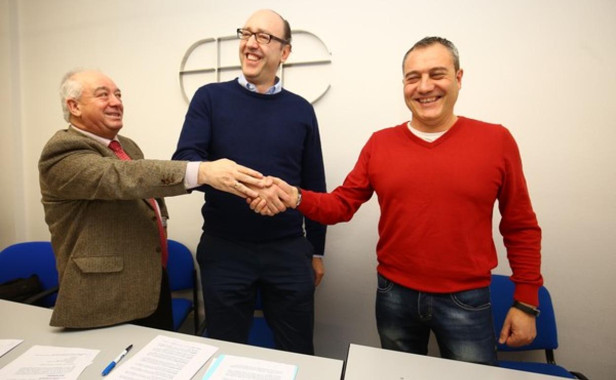 El representante de la patronal pizarrera APICAL, Eliseo López (C), junto al responsable del sector minero de UGT Castilla y León, Jorge Díez (D), y el responsable de los servicios jurídicos de al FELE, Hermenegildo Fernández (I), durante la firma del convenio.
