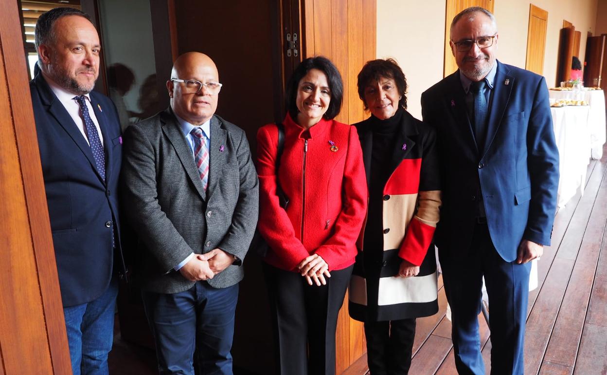 La delegada del Gobierno en Castilla y León, Mercedes Martín (2D), junto a la delegada el Gobierno para la Violencia de Género, Rebeca Palomo, el subdelgado del Gobierno, Faustino Sánchez, el alcalde de Ponferrada, Olegario Ramón, y el presidente del Consejo Comacal del Bierzo, Gerardo Álvarez Courel, durante la jornada.