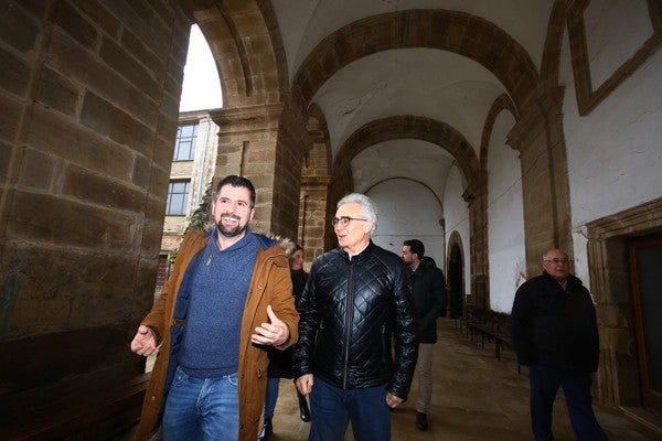 Fotos: Tudanca visita el monasterio de San Andrés en Vega de Espinareda