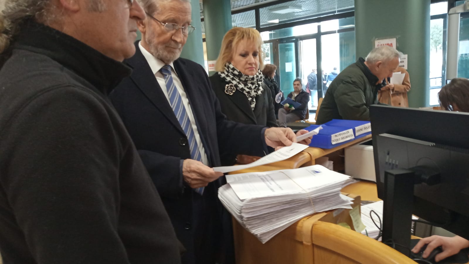 Fotos: El PRB presenta 9.358 firmas en la Junta para exigir unidad de radioterapia para el Hospital del Bierzo