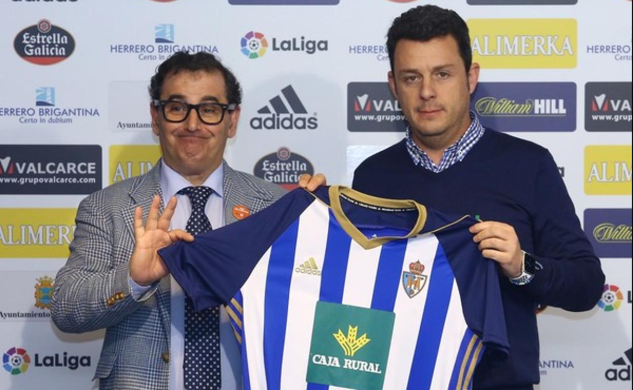 El director de comunicación de Caja Rural, Narciso Prieto (I), junto al director general de la SD Ponferradina SAD, Eduardo Domínguez (D), durante la presentación.