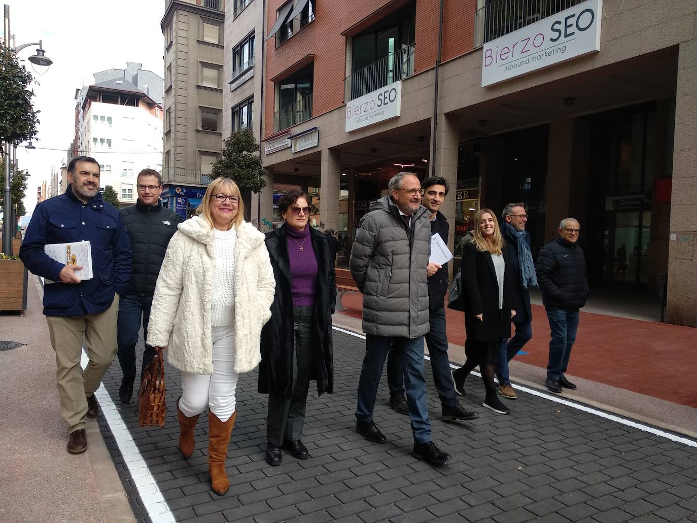 Fotos: Ponferrada abre al tráfico la calle Gómez Núñez tras las obras de remodelación