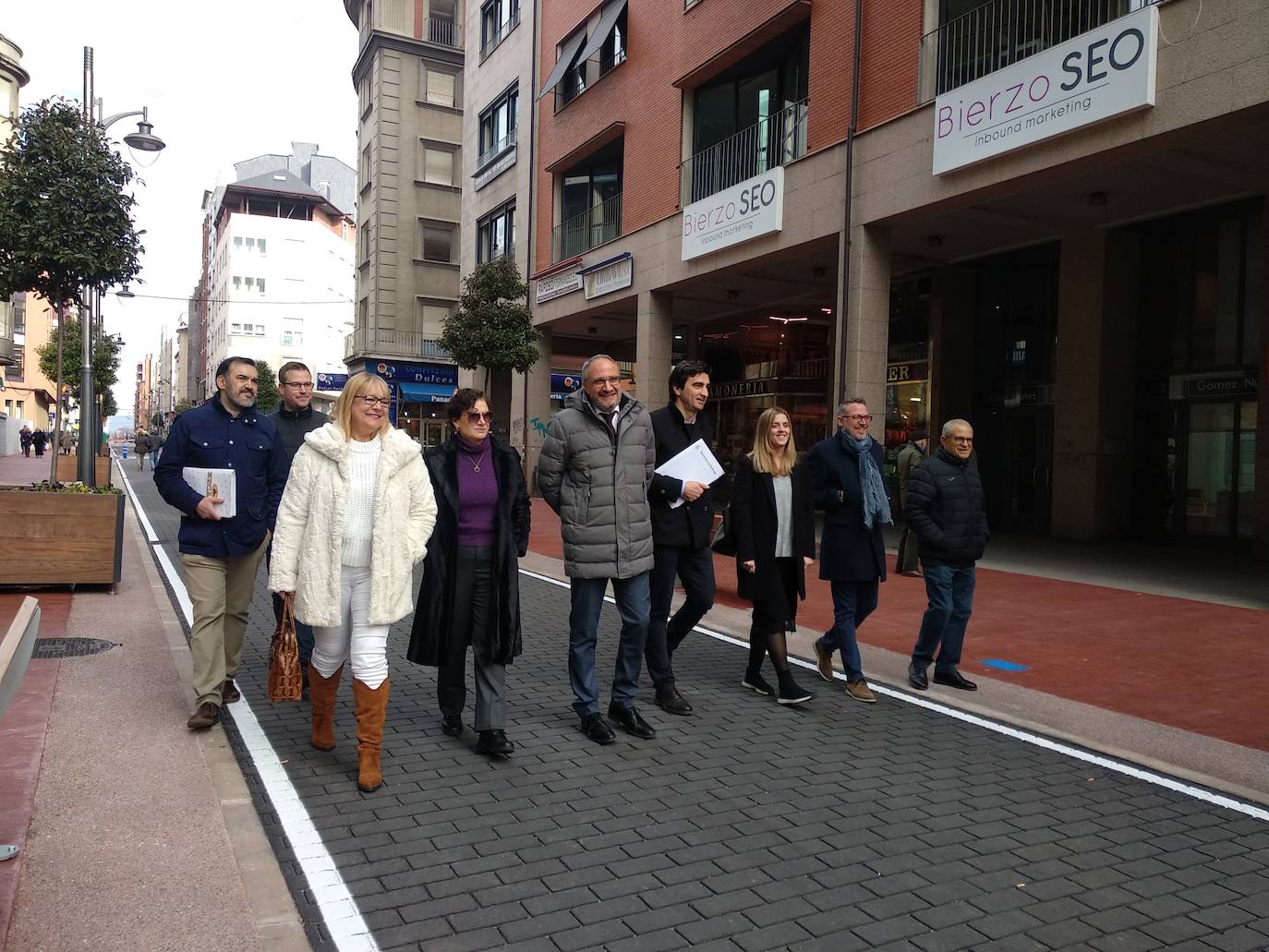Fotos: Ponferrada abre al tráfico la calle Gómez Núñez tras las obras de remodelación