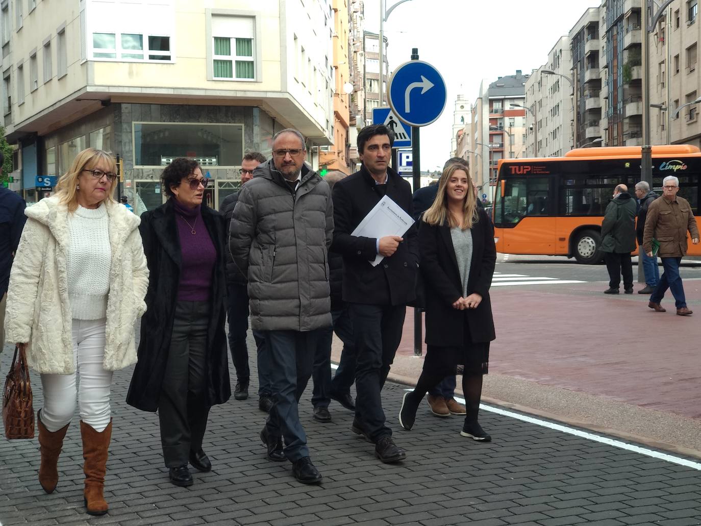 Fotos: Ponferrada abre al tráfico la calle Gómez Núñez tras las obras de remodelación
