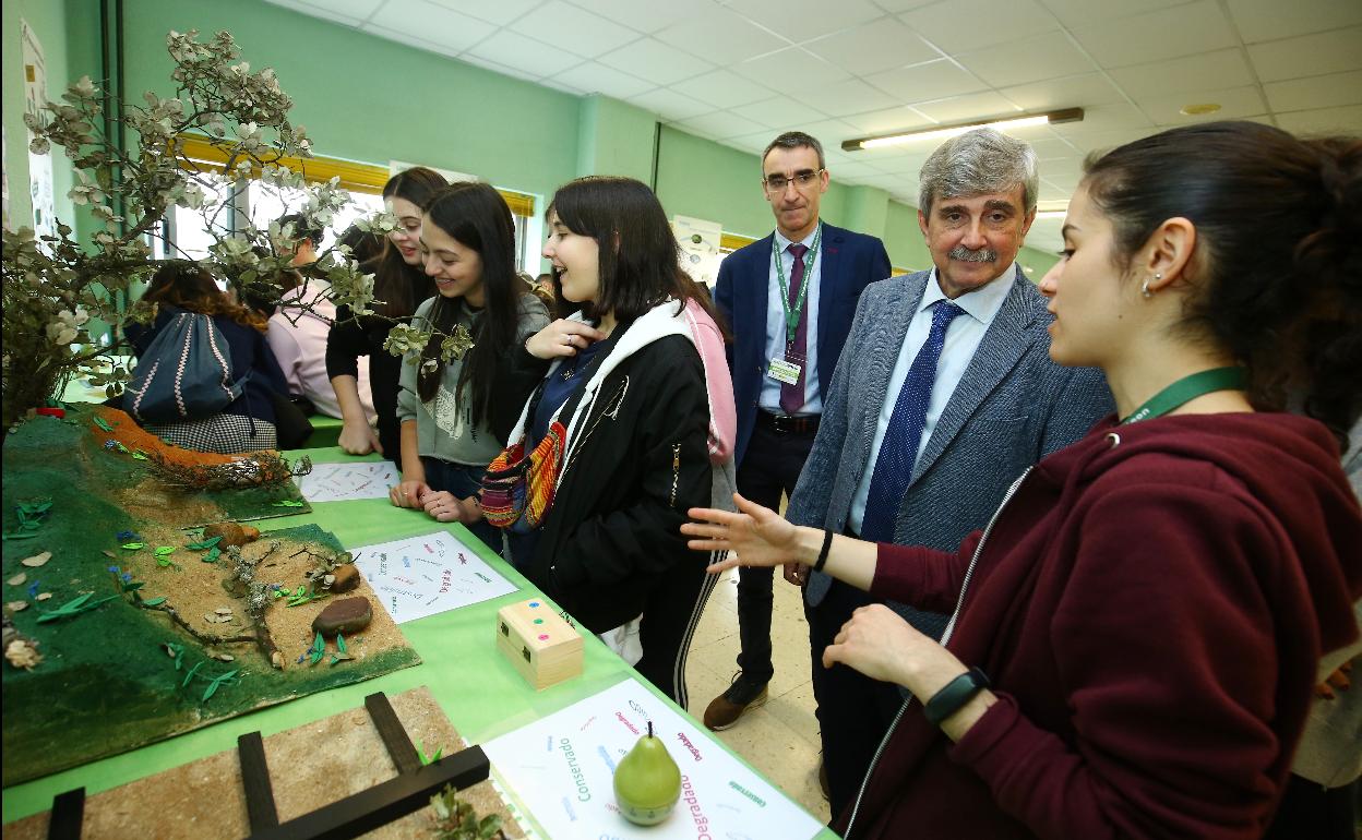 El rector de la Universidad de León, Juan Francisco Marín, durante la inauguración de Expociencia Unileón en el Campus del Bierzo.